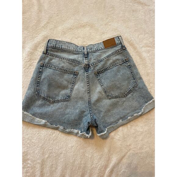 AERO high rise curvy mom, jean short Size 6. Distressed stone wash. - Picture 5 of 5